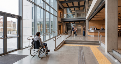 architecte verifiant la conformite accessibilite erp et les normes pmr sur un plan de batiment