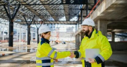 Formation maîtrise d'œuvre opérationnelle : échange entre professionnels sur un chantier de construction