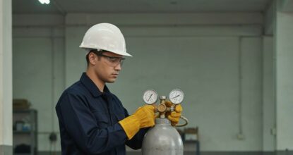 Technicien manipulant une bouteille de gaz spécial en toute sécurité avec équipement de protection