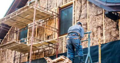 Pose d'un isolant biosourcé en fibre de bois sur une façade en rénovation