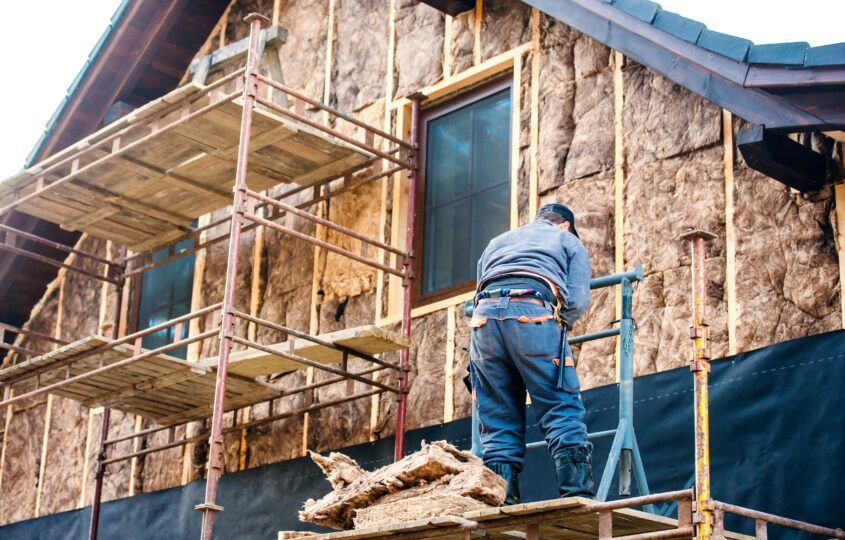 Pose d'un isolant biosourcé en fibre de bois sur une façade en rénovation