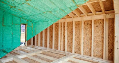 Mise en œuvre d'une isolation phonique et d'un complexe acoustique sur ossature sur un chantier de bâtiment